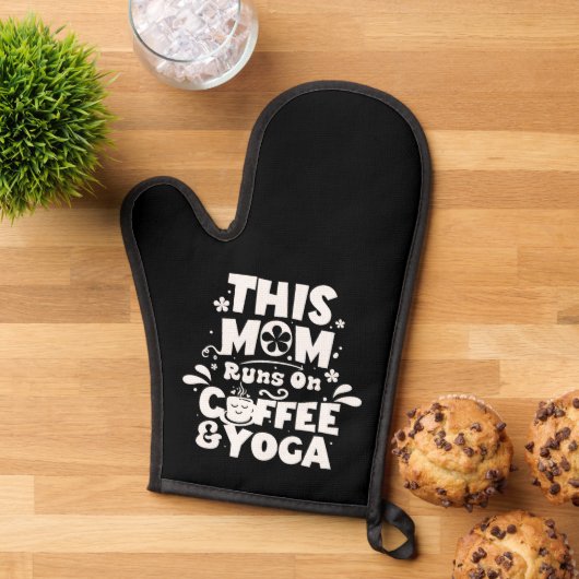Diese Mama läuft auf Kaffee und Yoga Funny Schwarz Ofenhandschuh (Oben unten)