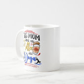 Diese Mama läuft auf Kaffee und Yoga Kaffeetasse (Vorderseite Links)