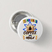 Diese Mama läuft auf Kaffee und Yoga, Meditation Button (Vorne & Hinten)