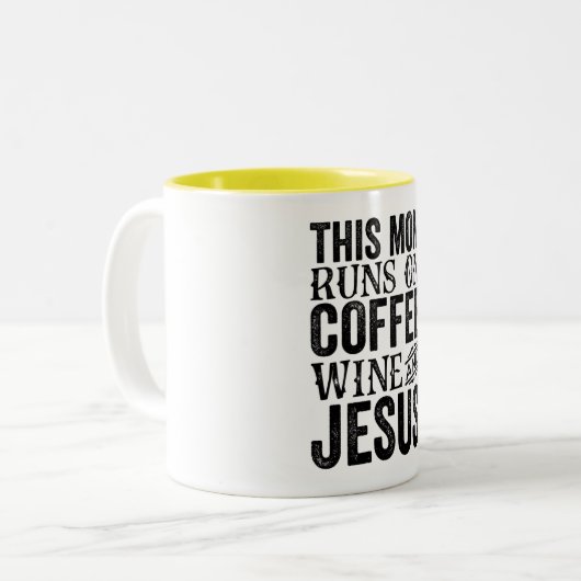 Diese Mama läuft auf Kaffee Wein und Jesus Zweifarbige Tasse (Vorderseite Links)