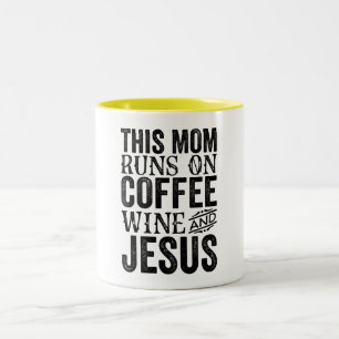 Diese Mama läuft auf Kaffee Wein und Jesus Zweifarbige Tasse