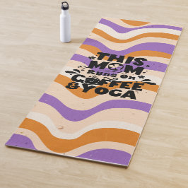 Diese Mama läuft auf Kaffee & Yoga Retro Wavy Must Yogamatte