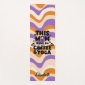 Diese Mama läuft auf Kaffee & Yoga Retro Wavy Must Yogamatte (Vorderseite)