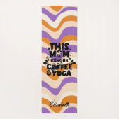 Diese Mama läuft auf Kaffee & Yoga Retro Wavy Must Yogamatte (Rückseite)