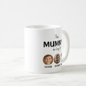 Diese Mama Mummy gehört zu, Kinder stehen vor 3 Fo Kaffeetasse (VorderseiteRechts)
