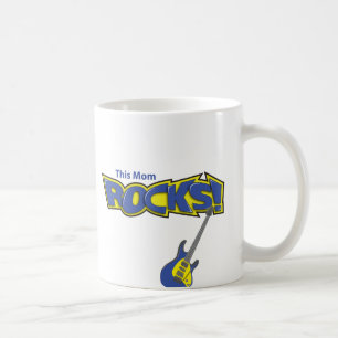 Diese Mama schaukelt Kaffeetasse