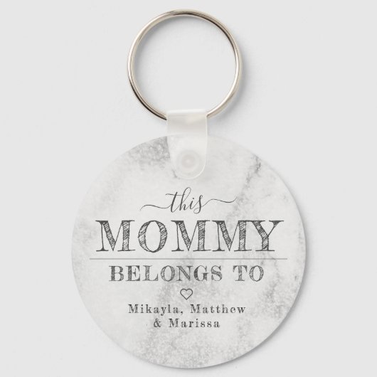 Diese Mami gehört zu Minimalistischer Typografie Schlüsselanhänger (Vorderseite)