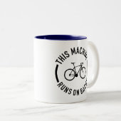 Diese Maschine läuft auf Bacon Zweifarbige Tasse (VorderseiteRechts)