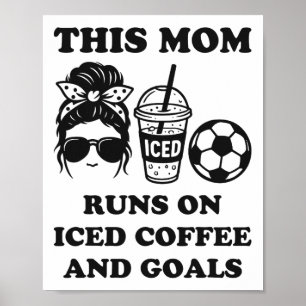Diese Mutter läuft mit Eiskaffee und Zielen Soccer Poster