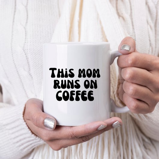 Diese Mutter läuft mit Kaffee Kaffeetasse