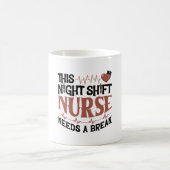 Diese Night Shift Nurse braucht eine Pause Kaffeetasse (Mittel)