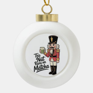 Diese Nut läuft auf Matcha Christmas Nutcracker Keramik Kugel-Ornament