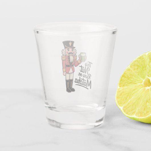 Diese Nut läuft auf Matcha Christmas Nutcracker Schnapsglas (Rückseite)