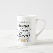 Diese Oma braucht ein Bier, eine lustige Großmutte Porzellantasse (Rechts)
