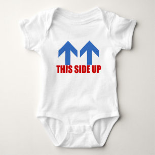 Diese Seite nach oben. Baby Strampler