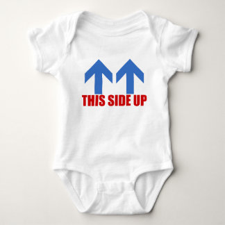 Diese Seite nach oben. Baby Strampler