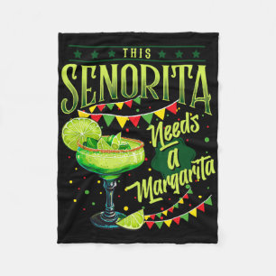 Diese Senorita braucht eine Margarita Funny Cinco  Fleecedecke