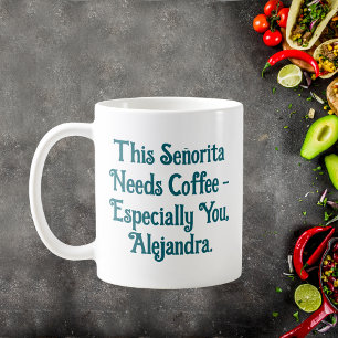Diese Señorita braucht Kaffee Personalisiert Kaffeetasse