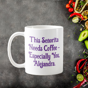 Diese Señorita braucht Kaffee Personalisiert Kaffeetasse