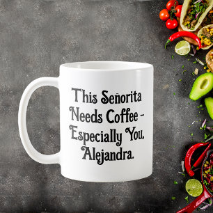 Diese Señorita braucht Kaffee Personalisiert Kaffeetasse