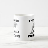 Diese Tasse hat eine lustige Schlägerin oder eine (Mittel)