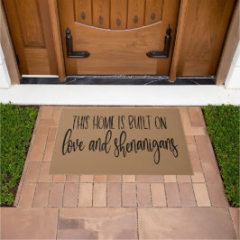 Diese Zuhause ist auf Liebe und Shenanigans Doorma Fußmatte