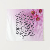 Diese Zuhause ist gesegnet | Rosa Floral Wandteppich (Vorderseite (Horizontal))