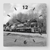 Diesel Engine Springtime Train B&W Quadratische Wanduhr (Vorderseite)
