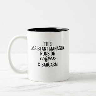 Dieser Assistent leitet Kaffee und Sarcasm Zweifarbige Tasse