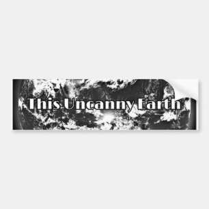Dieser Autoaufkleber der Uncanny Earth