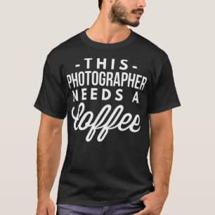 Dieser Fotograf benötigt eine Rucksack-Kaffeemasch T-Shirt