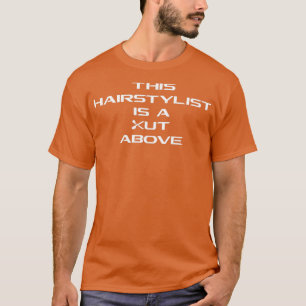 DIESER HAIRSTYLIST IST EIN CUT ÜBER DEM klassische T-Shirt