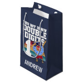 Dieser Junge ist jetzt zweistellig, sonniger 10. G Kleine Geschenktüte (Vorderseite Schrägansicht)