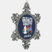 Dieser Junge ist jetzt zweistellig, sonniger 10. G Schneeflocken Zinn-Ornament (Links)