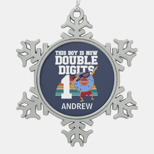 Dieser Junge ist jetzt zweistellig, sonniger 10. G Schneeflocken Zinn-Ornament (Vorderseite)