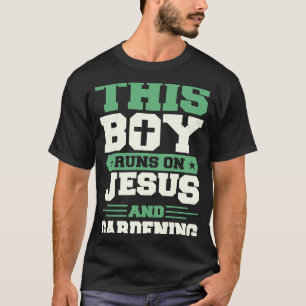 Dieser Junge läuft auf Jesus und Gartenarbeit T-Shirt