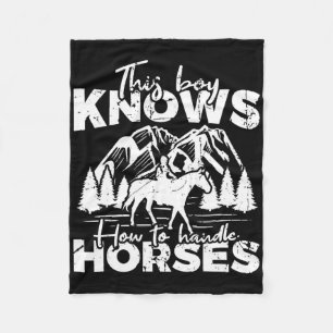 Dieser Junge weiß, wie man Pferde behandelt Fleecedecke