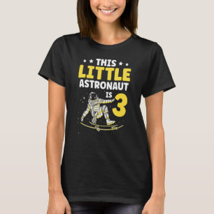 Dieser kleine Astronaut ist ein 3-Planet-Raumschif T-Shirt