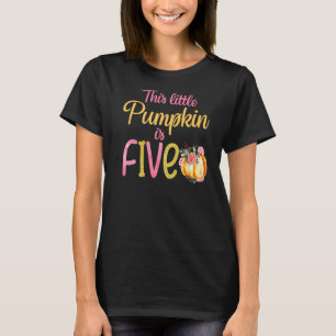 Dieser kleine Kürbis ist fünf fünfte Geburtstagskl T-Shirt