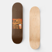 DIESER LEHRER BRAUCHT KAFFEE-Kaffee-Angebot für Le Skateboard (Vorderseite)