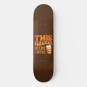 DIESER LEHRER BRAUCHT KAFFEE-Kaffee-Angebot für Le Skateboard (Vorderseite)