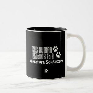 Dieser Mensch gehört einem Zwergschnauzer Zweifarbige Tasse