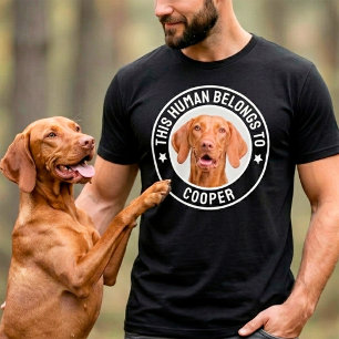 Dieser Mensch gehört Hund / Katze Name, Benutzerde T-Shirt