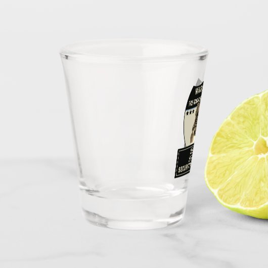 Dieser Mensch wird durch Boxer-Sicherheit geschütz Schnapsglas (Links)