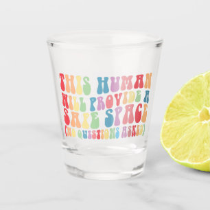 Dieser Mensch wird einen sicheren Raum bieten Gay  Schnapsglas