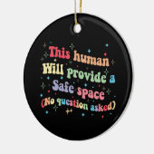 Dieser Mensch wird einen sicheren Raum ohne Frage Keramik Ornament (Links)