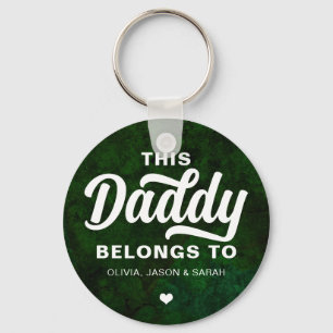 Dieser Papa gehört zum Vatertag Emerald Green Schlüsselanhänger