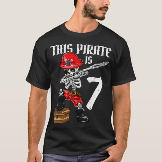 Dieser Pirate ist 7 verschiedene Piraten 7. Geburt T-Shirt (Vorderseite)