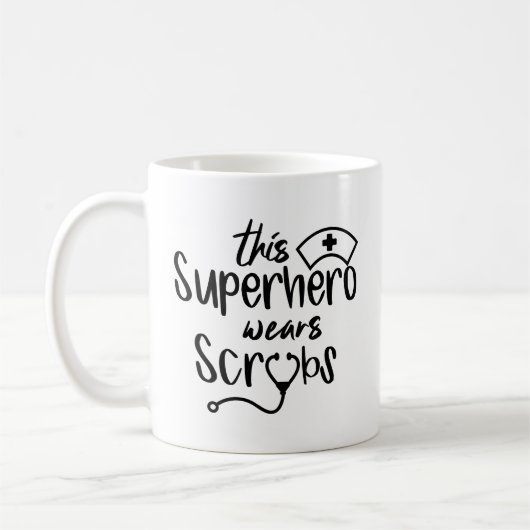 Dieser Superheld trägt eine Tasse aus Scrubs-Kaffe (Links)