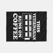 Dieser Tierarzt läuft auf dem Kaffee Grafik lustig Fleecedecke (Vorderseite (Horizontal))